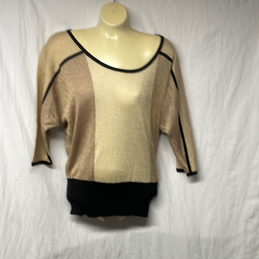 Women’s, size medium, three-quarter length sleeve top.
